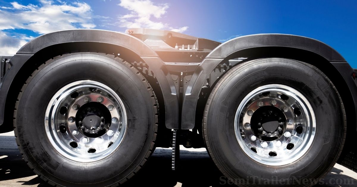 Tractor fifth wheel pivot point